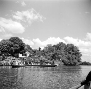 Het koninklijk gezelschap gaat scheep in een corjaal op de Surinamerivier, Bestanddeelnr 252-4340