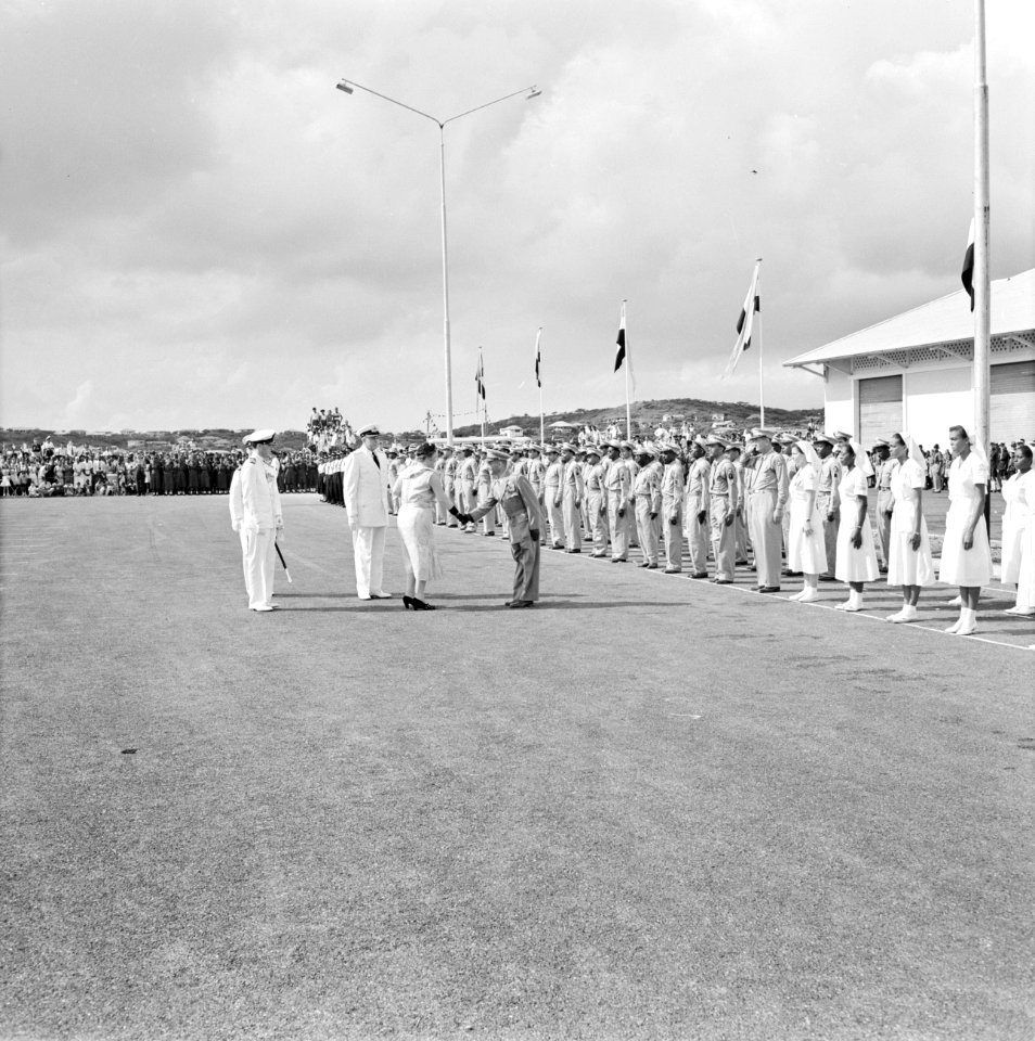 Het koninklijk paar wordt in de haven van Willemstad begroet door de commandant , Bestanddeelnr 252-3579