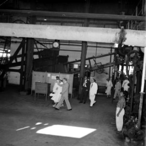 Het koninklijk gezelschap in een fabriekshal in Mariënburg, Bestanddeelnr 252-4527