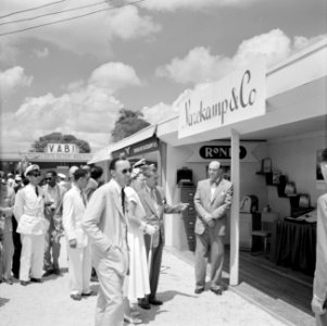 Het koninklijk gezelschap voor de stand van Varekamp & Co op de Surinaamse jaarb, Bestanddeelnr 252-4276