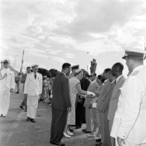 Het koninklijk gezelschap op het vliegveld Zanderij bij het vertrek uit Suriname, Bestanddeelnr 252-4788