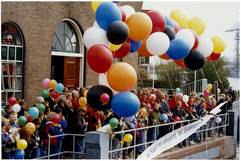 Heropening na de renovatie van het Boezemgemaal aan de Pol in Spaarndam. De heropening geschiedt door J.A. van Kemenade, Commissaris der Koningin. NL-HlmNHA 54035198