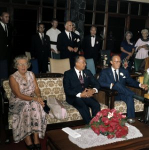 Het koninklijk paar in Bandung. In het midden de gouverneur van West-Java. Op de, Bestanddeelnr 254-9054