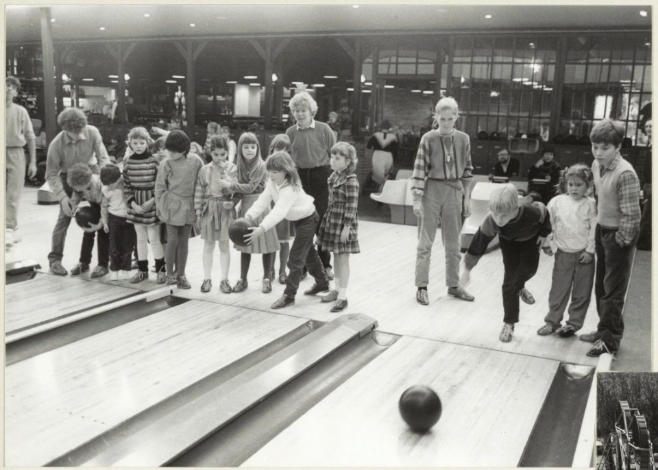 Het Krokus-bowlingtoernooi voor scholieren wordt gehouden in Party centrum De Zoete Inval aan de Haarlemmerstraatweg 183. NL-HlmNHA 54014378 A
