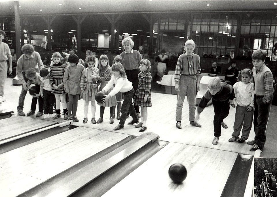 Het Krokus-bowlingtoernooi voor scholieren in de Zoete Inval. Aangekocht in 1984 van fotograaf C. de Boer