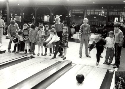 Het Krokus-bowlingtoernooi voor scholieren in de Zoete Inval. Aangekocht in 1984 van fotograaf C. de Boer