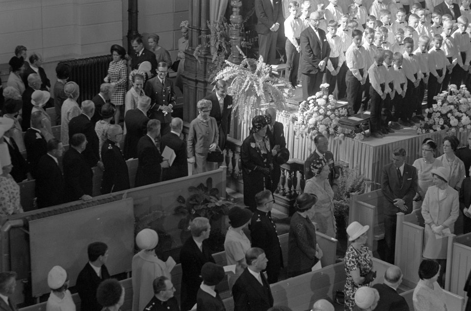 Het Koninklijk gezelschap wandelt de kerk in, Bestanddeelnr 921-6670