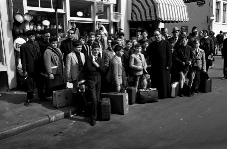 Het koor Sixtijnse Kapel uit Rome in Nederland Het koor op weg naar het hotel , Bestanddeelnr 915-0604