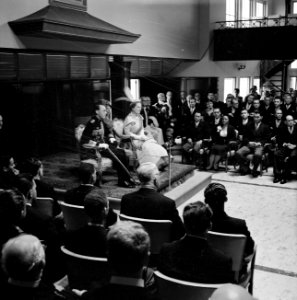 Het koninklijk paar bij de buitengewone vergadering der Staten in het stadhuis v, Bestanddeelnr 252-3631