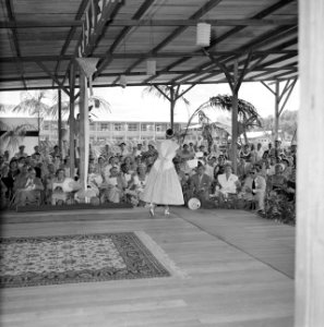 Het koninklijk gezelschap woont een modeshow bij op de Surinaamse jaarbeurs, Bestanddeelnr 252-4285