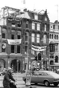 Het kraakpand Grote Wetering aan de Weteringschans te Amsterdam, behangen met , Bestanddeelnr 931-7124