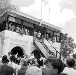 Het koninklijk paar wordt op Bonaire toegezongen, Bestanddeelnr 252-3848