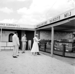 Het koninklijk paar bezoekt de stand van de Surinaamsche Bauxite Maatschappij op, Bestanddeelnr 252-4298