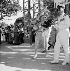 Het koninklijk paar bij hun aankomst in Domburg in Suriname, Bestanddeelnr 252-4206