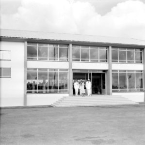 Het koninklijk paar bij het havengebouw in Willemstad, Bestanddeelnr 252-3578