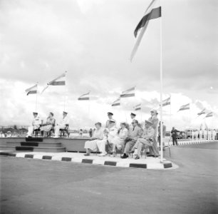 Het koninklijk paar bij de onthulling van het Autonomie-monument in Willemstad, Bestanddeelnr 252-3736