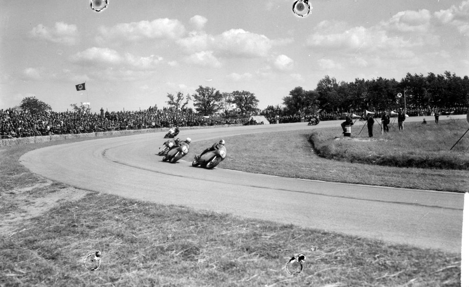 Het hoofdnummer de 500 cc klasse, winnaar Mike Hailwood (nr. 1) in actie, Bestanddeelnr 917-9045