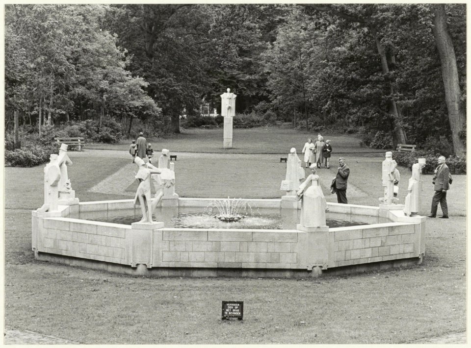 Het Hildebrandmonument in de Haarlemmerhout, ziende naar het zuiden. NL-HlmNHA 54021229