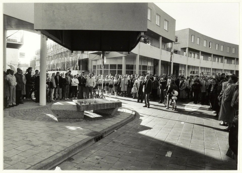 Het kunstwerk, gemaakt door de Amsterdamse kunstenaar Ton Kalle, wordt onthuld. Het kunstwerk staat vlak voor de door architect Patrice Girod ontworpen nieuwbouw, bestaande uit 73 woningen e, NL-HlmNHA 54020721