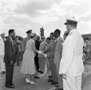 Het koninklijk gezelschap op het vliegveld Zanderij bij het vertrek uit Suriname, Bestanddeelnr 252-4789
