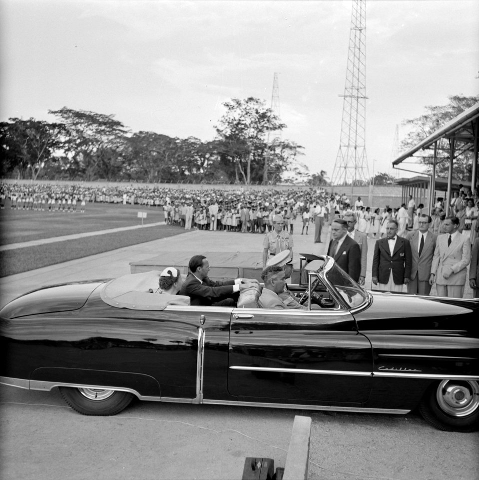 Het koninklijk gezelschap komt per auto aan bij het stadion in Paramaribo, Bestanddeelnr 252-4741