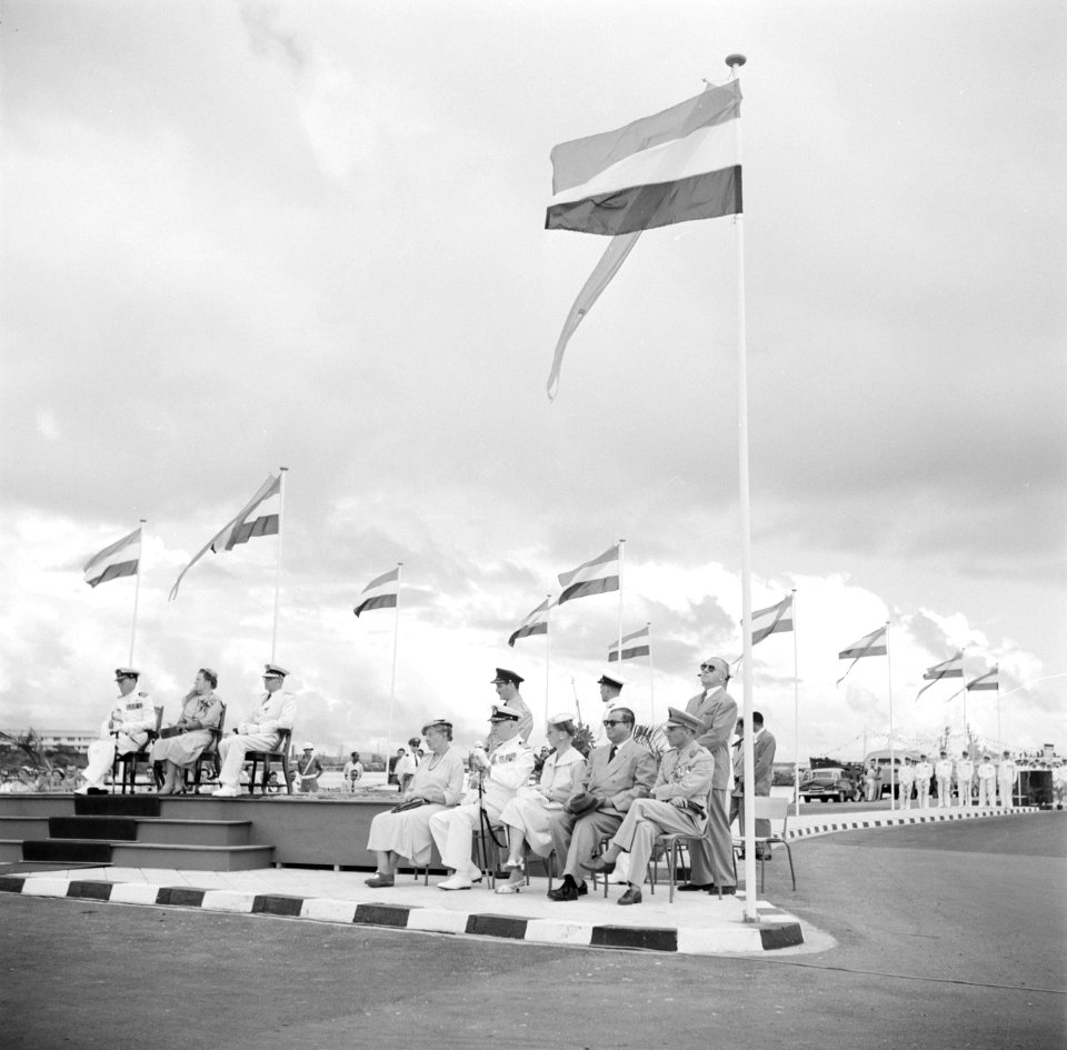 Het koninklijk paar bij de onthulling van het Autonomie-monument in Willemstad, Bestanddeelnr 252-3737