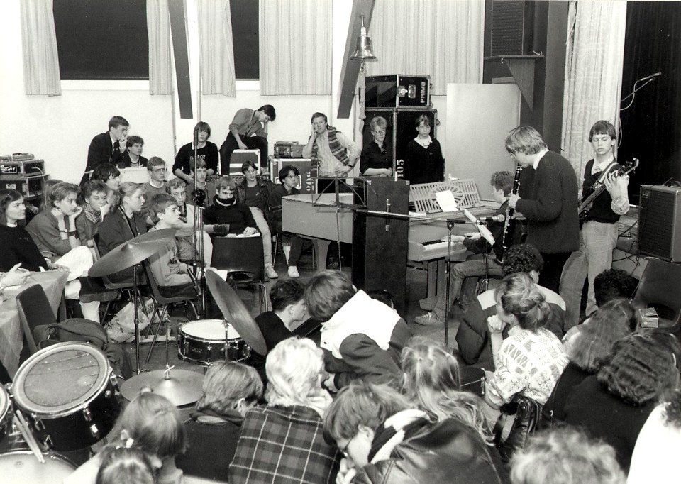 Het Kennemer Lyceum is winnaar geworden van de Interlyceale, de jaarlijkse strijd op artistiek en sportief gebied tussen de vijf oudste lycea van ons land. Op de foto een orkest uit Eindhove, NL-HlmNHA 54013859