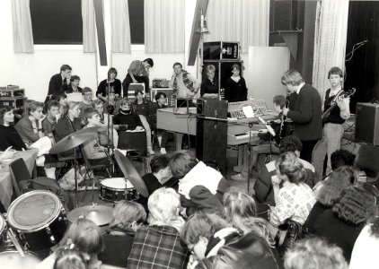 Het Kennemer Lyceum is winnaar geworden van de Interlyceale, de jaarlijkse strijd op artistiek en sportief gebied tussen de vijf oudste lycea van ons land. Op de foto een orkest uit Eindhove, NL-HlmNHA 54013859