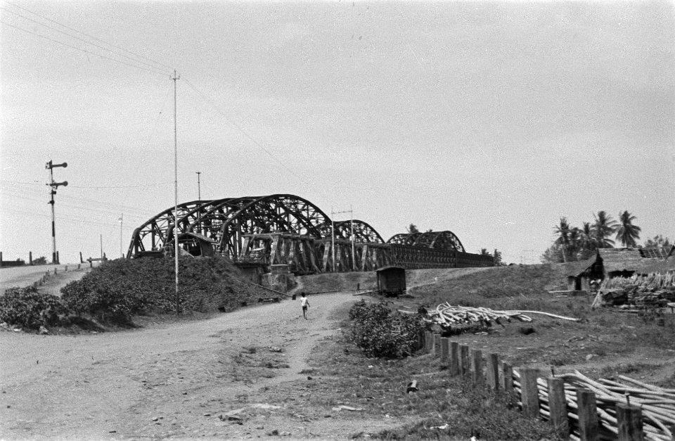 Het grote bruggencomplex van Krawang bestaande uit drie naast elkaar gelegen b…, Bestanddeelnr 1900
