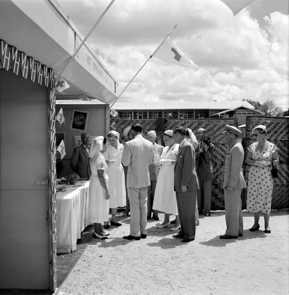 Het koninklijk gezelschap bij de stand van het Rode Kruis op de Surinaamse jaarb, Bestanddeelnr 252-4282