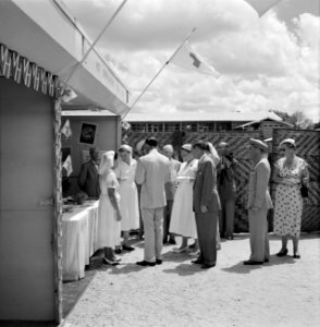 Het koninklijk gezelschap bij de stand van het Rode Kruis op de Surinaamse jaarb, Bestanddeelnr 252-4282