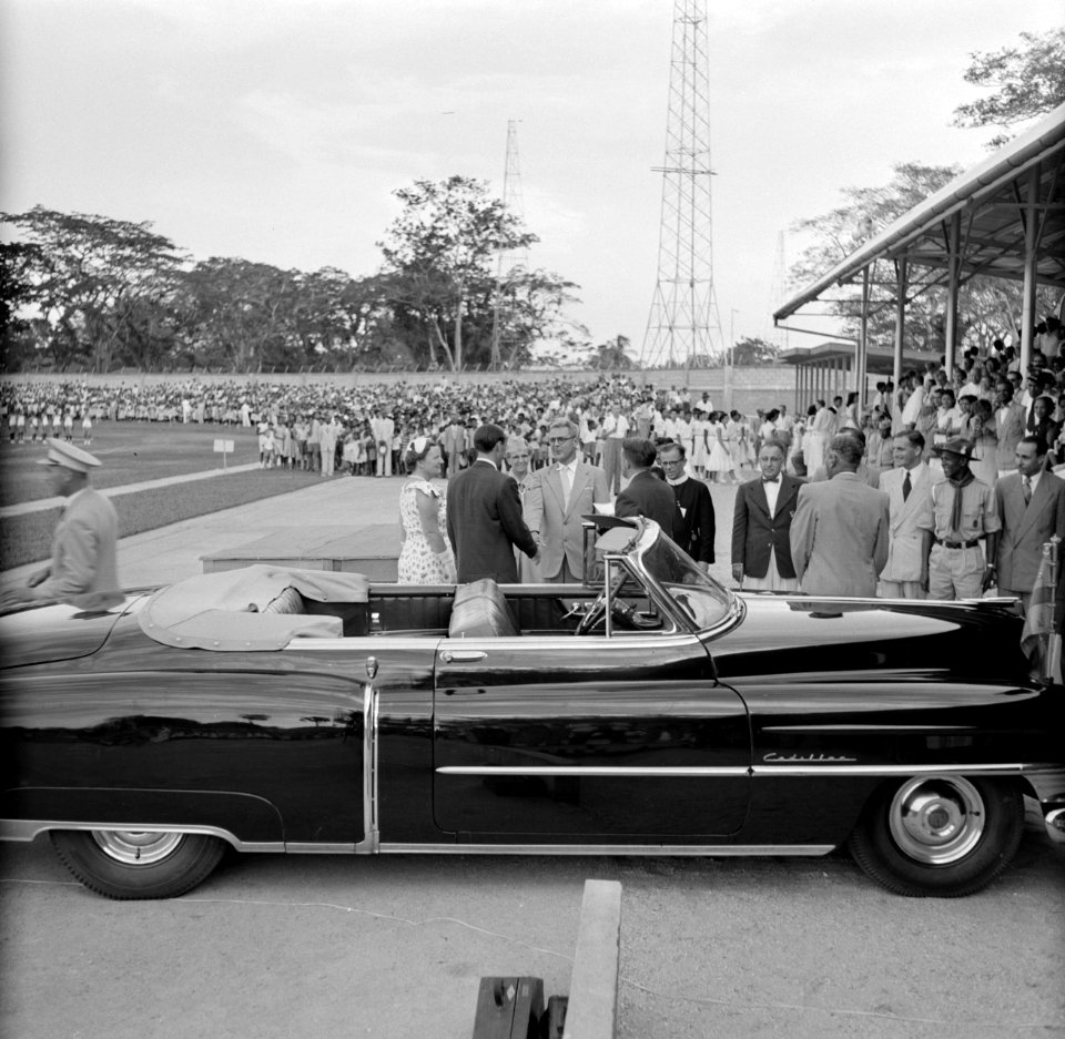 Het koninklijk gezelschap is per auto aangekomen bij het stadion in Paramaribo, Bestanddeelnr 252-4742