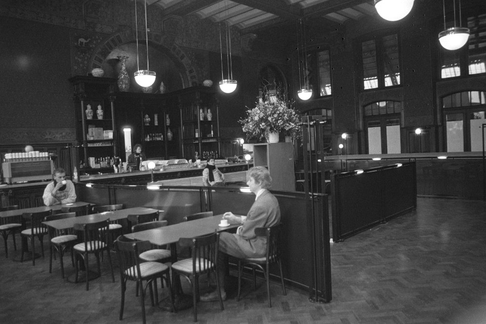Het Grand Café Restaurant 1e Klas, de monumentale eetzaal in Centraal Station , Bestanddeelnr 933-8396