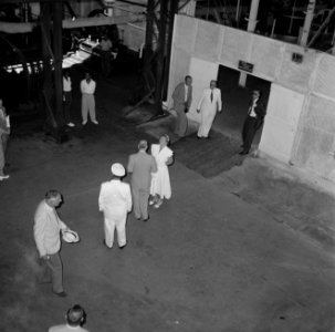 Het koninklijk gezelschap in een fabriekshal in Mariënburg, Bestanddeelnr 252-4525