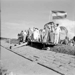 Het koninklijk gezelschap op de nieuwe zeedijk van Nickerie, Bestanddeelnr 252-4630