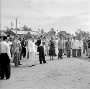 Het koninklijk gezelschap in Lelydorp. Links van prins Bernhard gouverneur Klaas, Bestanddeelnr 252-4709
