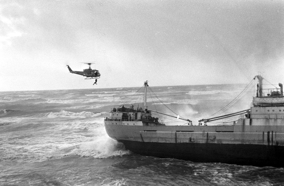 Het gestrande schip terwijl er een helikopter boven vliegt, Bestanddeelnr 918-4880