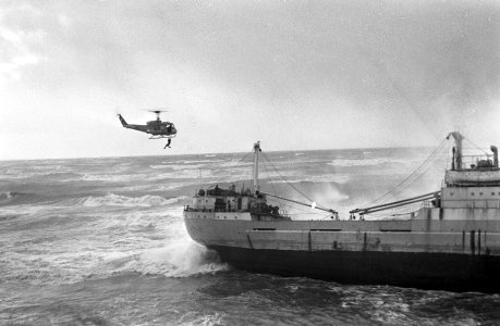 Het gestrande schip terwijl er een helikopter boven vliegt, Bestanddeelnr 918-4880
