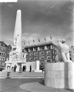 Het hotel Krasnapolsky met daarvoor het Nationaal Monument, Bestanddeelnr 907-8322