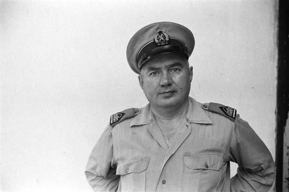 Het Hoofd Dienst Legercontacten. Luitenant-kolonel W.C. Koenders, Bestanddeelnr 522-6-3