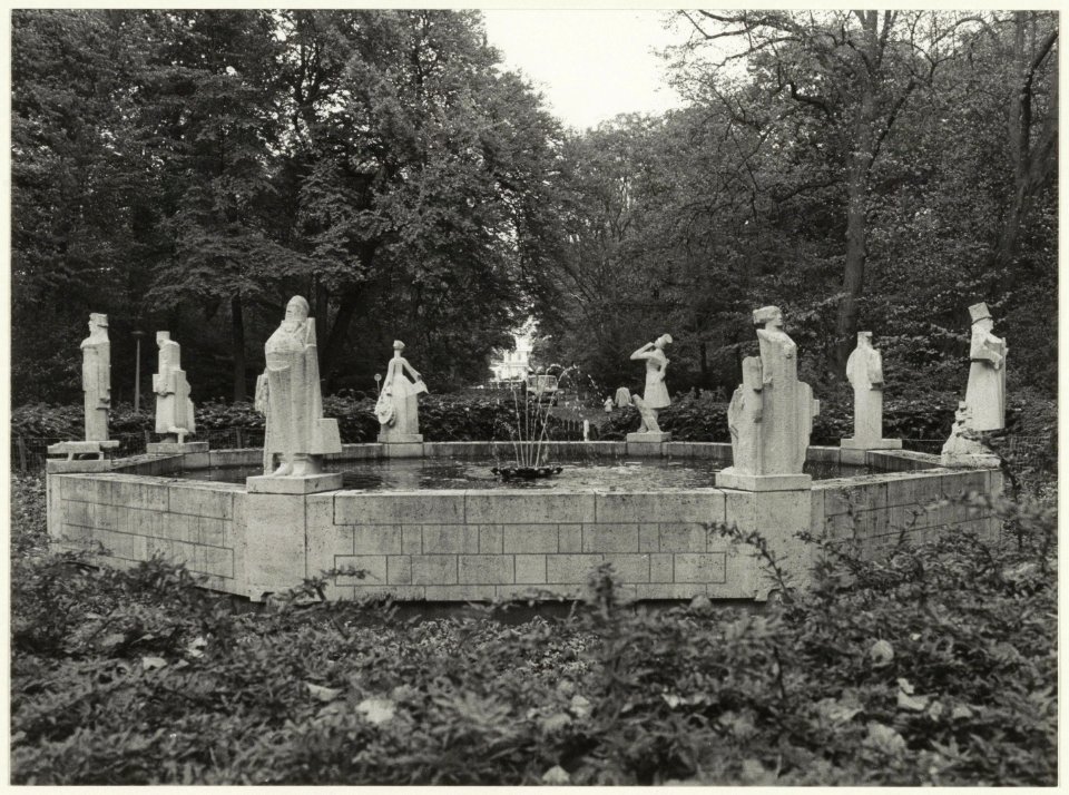 Het Hildebrandmonument in de Haarlemmerhout, ziende naar het noorden. NL-HlmNHA 54021227