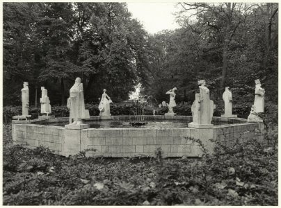 Het Hildebrandmonument in de Haarlemmerhout, ziende naar het noorden. NL-HlmNHA 54021227