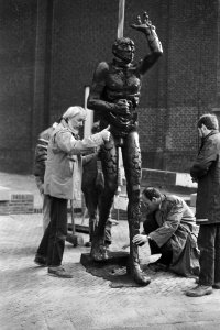 Het Geuzenmonument met links kunstenaar Leen Droppert, Bestanddeelnr 932-5271