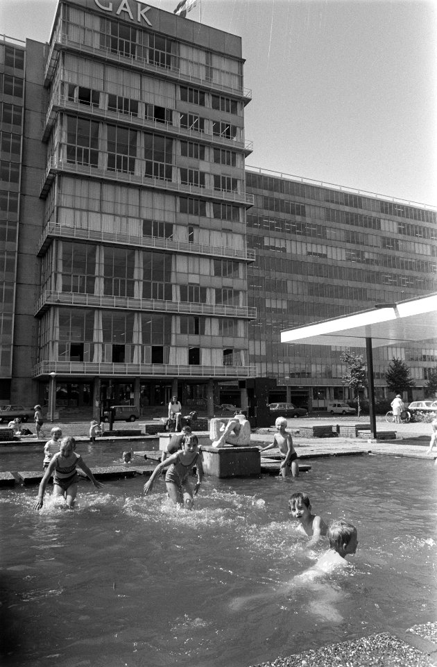 Het GAK-gebouw met op de voorgrond een vijver met spelende kinderen, Bestanddeelnr 922-6313