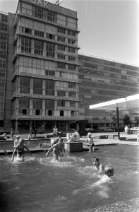Het GAK-gebouw met op de voorgrond een vijver met spelende kinderen, Bestanddeelnr 922-6313