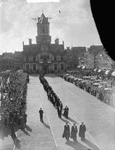 Het gezelschap hoogleraren loopt van het stadhuis naar de Nieuwe Kerk, Bestanddeelnr 907-3496