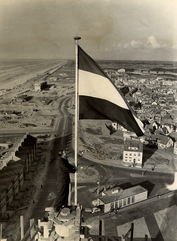 Het hoogste punt van de watertoren is bereikt, de heer B. Hartman die uitvoerder is hijst de vlag, op 52 meter boven de straat. (26 Febr. '51). Aangekocht in 1976