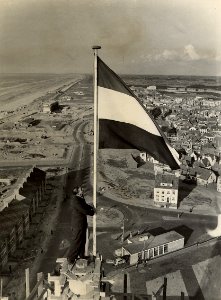Het hoogste punt van de watertoren is bereikt, de heer B. Hartman die uitvoerder is hijst de vlag, op 52 meter boven de straat. (26 Febr. '51). Aangekocht in 1976