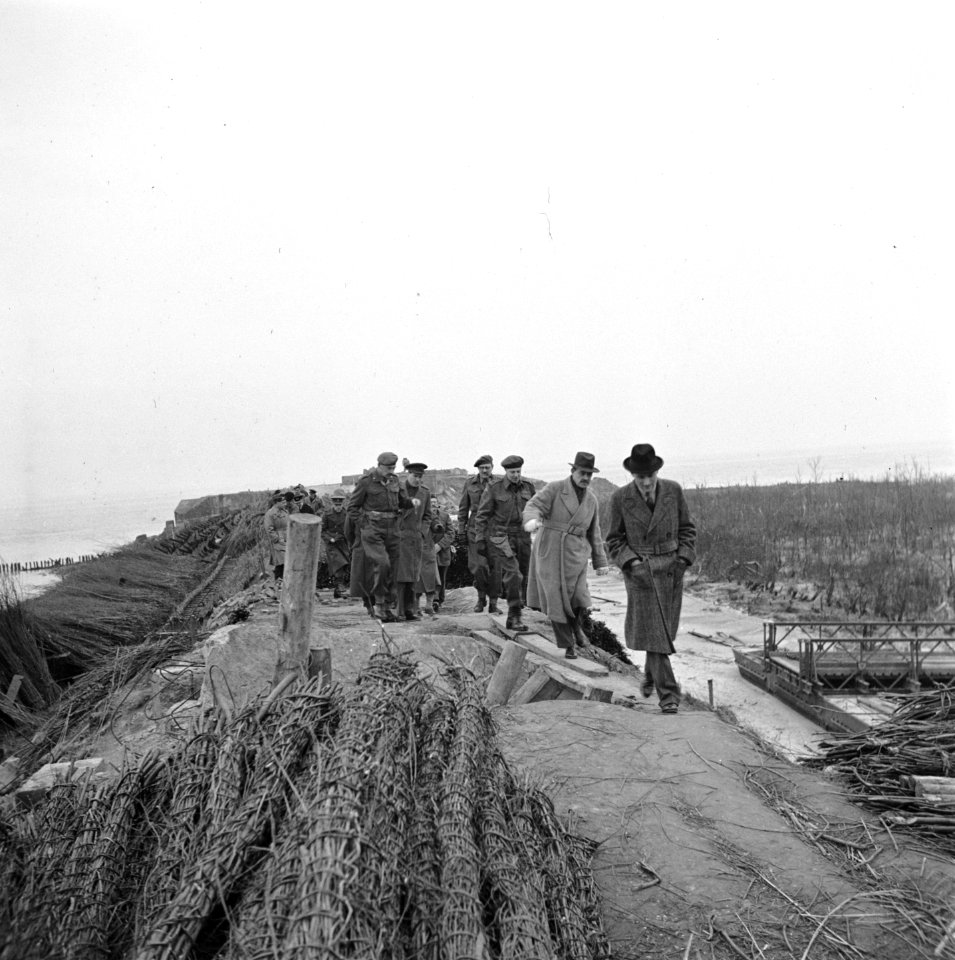 Het gezelschap militaire en civiele autoriteiten tijdens een wandeling langs de, Bestanddeelnr 900-2349