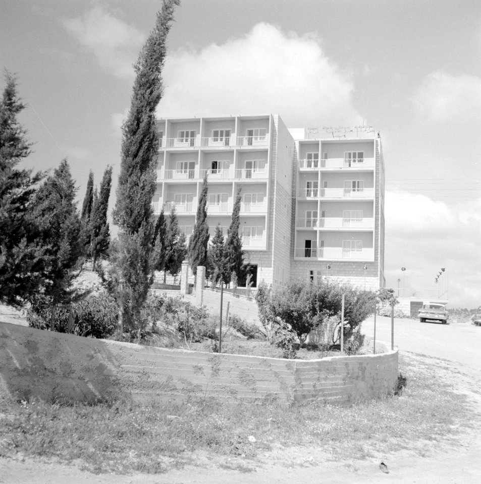 Het Grand New Hotel met op de voorgrond een ommuurde tuin, Bestanddeelnr 255-3293